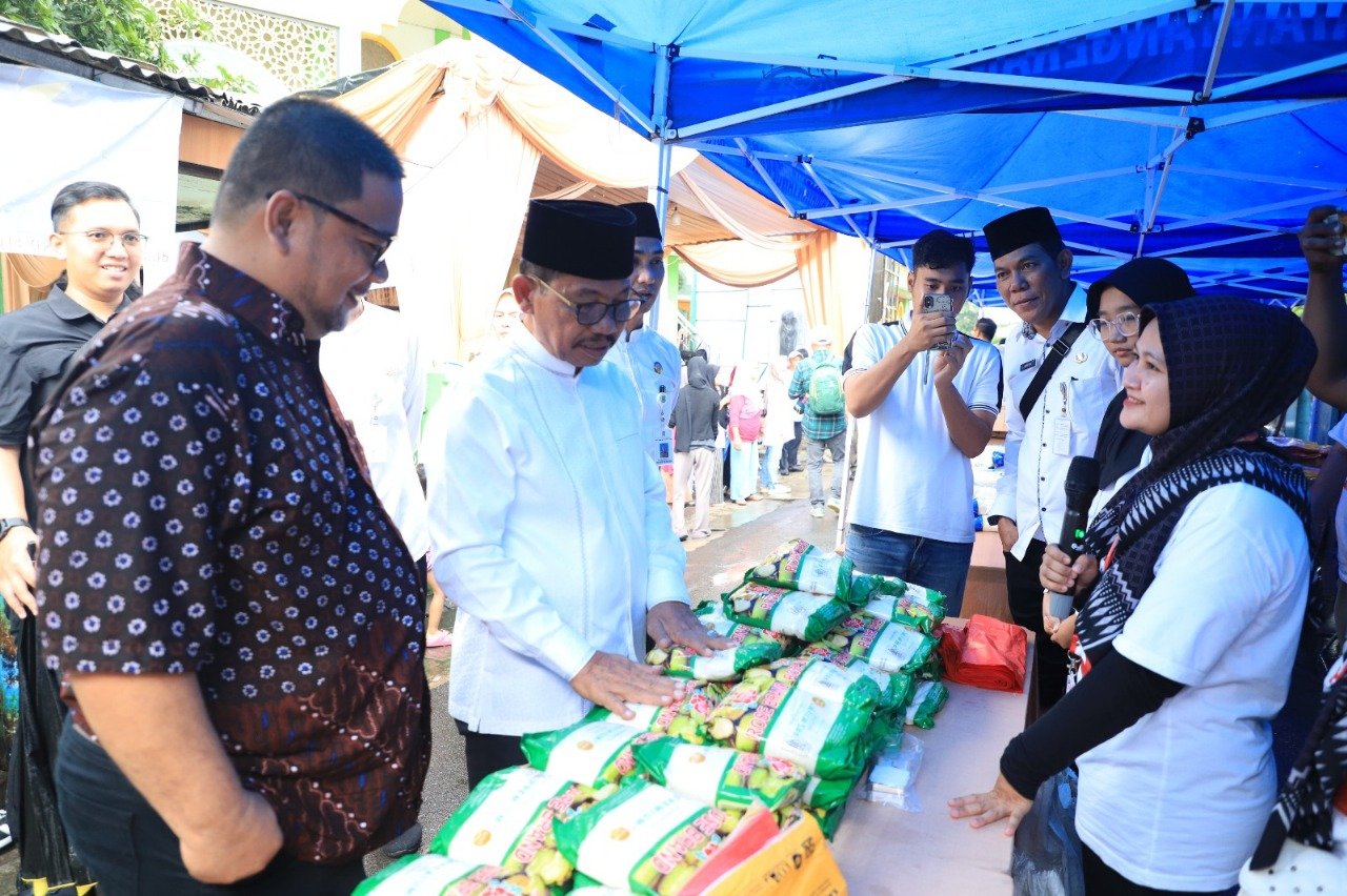 Kecamatan Tangerang luncurkan program Sembako Murah di delapan kelurahan, mendukung 100 hari kerja Wali Kota untuk masyarakat.