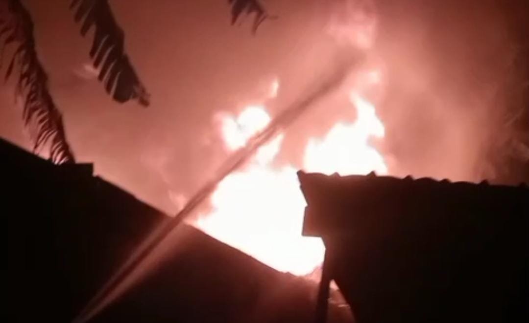 Kebakaran hebat melanda gudang limbah plastik di Mauk saat Tarawih, menghanguskan bangunan dan mengancam pemukiman warga